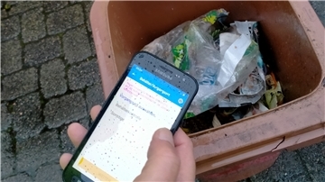 Mit dem Scanner erfasst der Biotonnenkontrolleur die Tonne anhand der Codierung. Die falsche Befüllung wird mit einem Foto dokumentiert. Im Jahr 2021 haben mehr als 4500 Biotonnen eine Rote Karte erhalten.