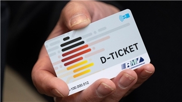 Mit dem sogenannten Deutschlandticket für monatlich 49 Euro können Inhaberinnen und Inhaber seit Mai in Bussen und Bahnen des Nah- und Regionalverkehrs durch ganz Deutschland fahren.