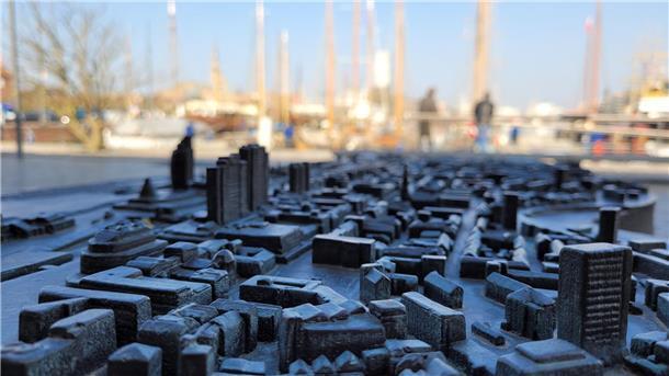 Mit dem Tastmodell können sich auch - aber nicht nur - Menschen mit Sehbehinderungen in der Innenstadt Bremerhavens orientieren.
