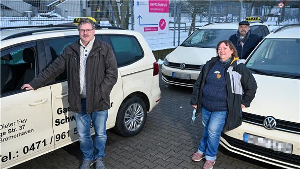 Mit dem Taxi zum Impfzentrum in der Stadthalle (von links): Karsten Eisenhardt, Rita Risch und Bernhard Tychsen holen ihre Fahrgäste wieder ab.