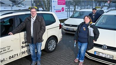 Mit dem Taxi zum Impfzentrum in der Stadthalle (von links): Karsten Eisenhardt, Rita Risch und Bernhard Tychsen holen ihre Fahrgäste wieder ab.