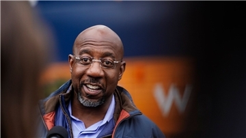 Mit dem Wahlsieg des Demokraten Raphael Warnock in Georgia kann die Partei von Präsident Joe Biden ihre hauchdünne Mehrheit im US-Senat ausbauen.