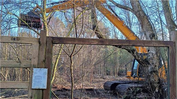 Mit den Baggern rückt auch das Ende der Kranichschanze in Glinstedt näher.