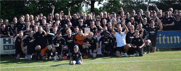 Mit den begeisterten Fans im Rücken und der Meister-Plakette in der Hand feiert die Mannschaft des FC Ostereistedt/Rhade den Aufstieg in die Fußball-Kreisliga.