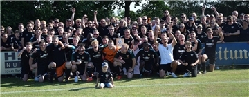 Mit den begeisterten Fans im Rücken und der Meister-Plakette in der Hand feiert die Mannschaft des FC Ostereistedt/Rhade den Aufstieg in die Fußball-Kreisliga.