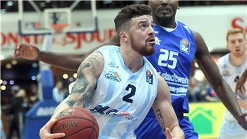 Mit den Niners Chemnitz nimmt Dominique Johnson (Foto) in der Zweiten Basketball-Bundesliga Kurs auf den Erstliga-Aufstieg. Der Bremerhavener gehört zum Erfolgsteam aus Sachsen, das die Tabelle in der ProA vor den Eisbären Bremerhaven anführt.