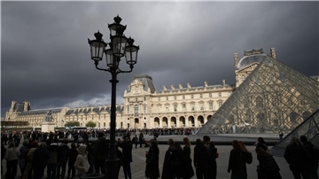 BKA und Interpol fahnden nach gestohlenen Louvre-Juwelen Mit den Sicherheitsvorkehrungen im Pariser Louvre soll es nicht zum Besten bestellt sein (Archivbild).