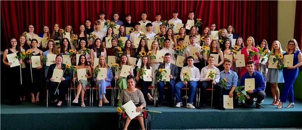 Diese 60 jungen Leute haben am Nordenhamer Gymnasium das Abi geschafft Abiturienten am Nordenhamer Gymnasium