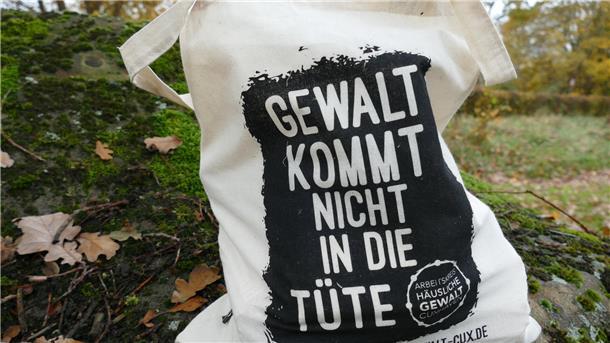 Mit der Aktion „Gewalt kommt nicht in die Tüte“ am 23. November auf dem Loxstedter Wochenmarkt soll auf den Internationalen Tag gegen Gewalt an Frauen am 25. November aufmerksam gemacht werden.