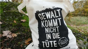 Mit der Aktion „Gewalt kommt nicht in die Tüte“ am 23. November auf dem Loxstedter Wochenmarkt soll auf den Internationalen Tag gegen Gewalt an Frauen am 25. November aufmerksam gemacht werden.