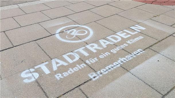 Das Wort Stadtradeln ist auf dem Boden eines Radweges aufgesprüht
