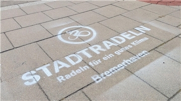 Das Wort Stadtradeln ist auf dem Boden eines Radweges aufgesprüht