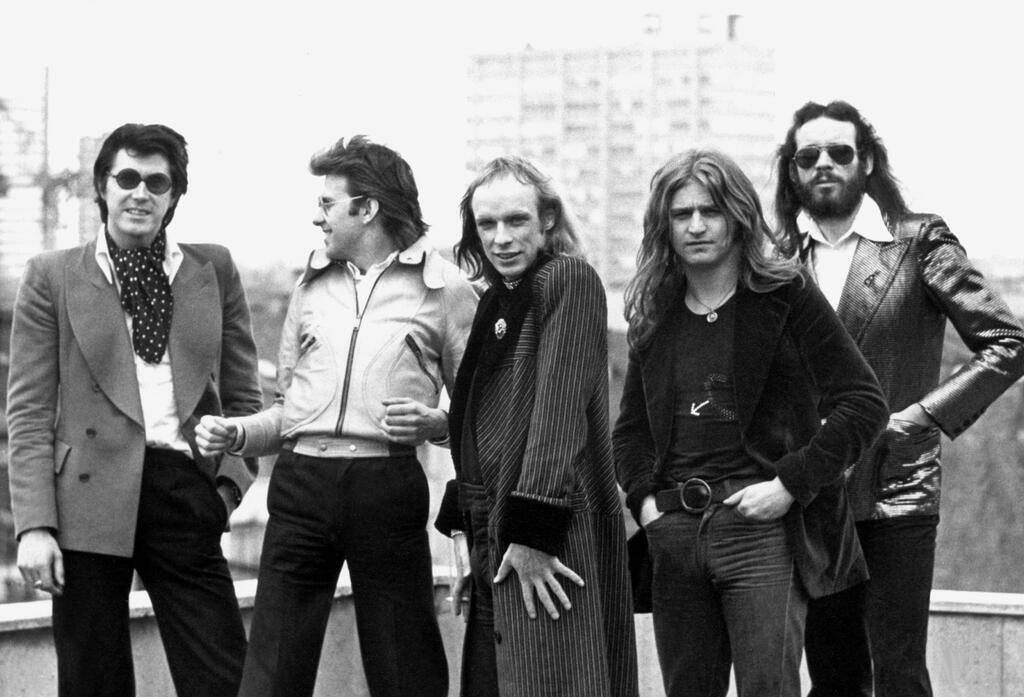 Popikone Bryan Ferry wird 80 und möchte nicht mehr singen Mit der Band Roxy Music wurde Bryan Ferry (l.) in den 70er Jahren berühmt. Fast zeitgleich begann er eine Solokarriere. (Archivbild)