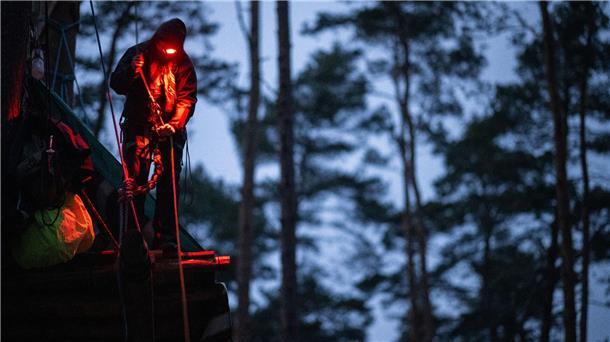 Mit der Besetzung will die Initiative „Tesla stoppen“ eine Rodung des Waldstücks und eine Erweiterung des Tesla-Geländes verhindern.