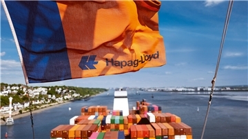 Containerschiff mit Hapag-Lloyd-Flagge
