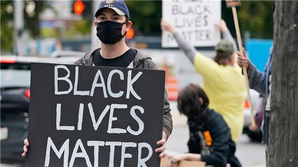 Was heißt „woke“? Eine Debatte über Käse und Gesellschaft Mit der „Black Lives Matter“-Bewegung bekam „woke“ mehr Aufmerksamkeit. (Archivbild)