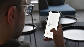 Mit der „Darf ich das?“-App soll man alle gültigen Corona-Regeln im Überblick behalten.