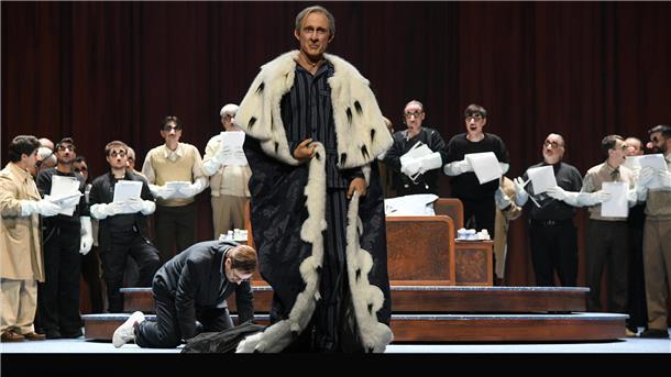 Britischer Bass ist begeistert von Bremerhavens Spezialitäten Mit der ebenso skurrilen wie lyrischen Partie des „Königs“ in der Prokofieff-Oper „Die Liebe zu den drei Orangen“, inszeniert von Julius Theodor Semmelmann, hat Timothy Edlin sich dem Bremerhavener Publikum jetzt zur Spielzeiteröffnung vorgestellt.