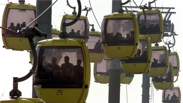 Mit der Expo-Seilbahn "Skyliner" fahren  auf dem Weltausstellungsgelände in Hannover viele Besucher. In den Gondeln können pro Stunde 12 000 Menschen über das Gelände befördert werden. 
