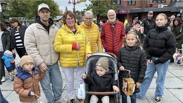 Eine Gruppe von Menschen mit Laternen auf dem Nordenhamer Marktplatz.