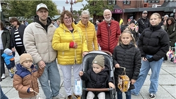 Eine Gruppe von Menschen mit Laternen auf dem Nordenhamer Marktplatz.