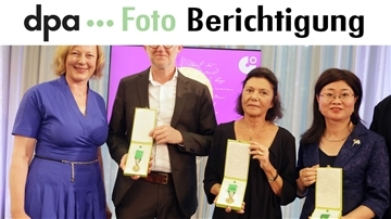 Mit der Goethe-Medaille wurden der Autor David Van Reybrouck aus Belgien, die Sprachwissenschaftlerin Li Yuan aus China und der in der Türkei inhaftierte Kulturförderer Osman Kavala ausgezeichnet. Für Kavala nahm dessen Ehefrau Ayse Bugra die Ehrung entgegen.