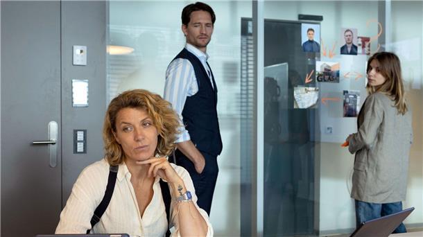 Mit der Hilfe der IT-Spezialistin Judith arbeiten sich die Ermittler in die alten Akten ein.