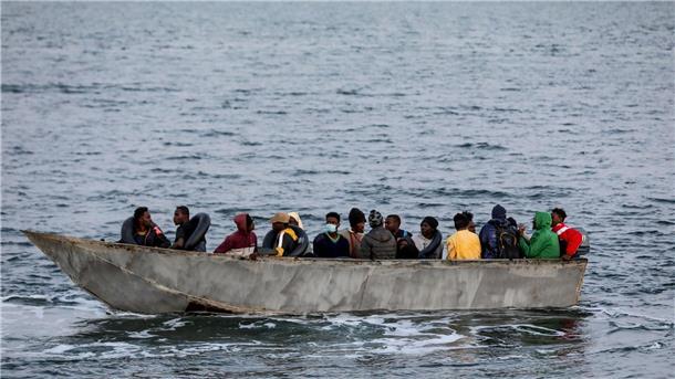 Mit der Hoffnung, das Ziel Europa zu erreichen: Migranten in einem Boot.