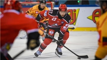 Ein Eishockeyspieler führt einen Puck am Schläger. Es ist Alex Friesen von den Fischtown Pinguins aus Bremerhaven.
