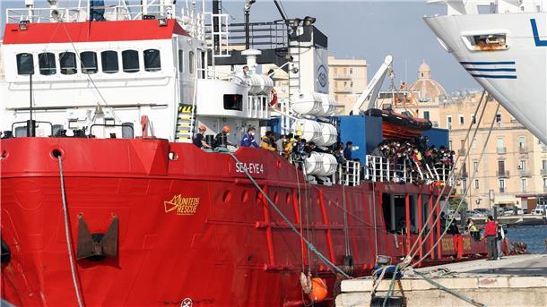 Deutsche Rettungsschiffe von Behörden festgesetzt Mit der „Sea-Eye 4“ wurden bereits in der Vergangenheit Migranten gerettet. Hier legt das Schiff in Trapani an.