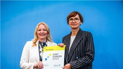 Mit der Unterschrift von Bettina Stark-Watzinger (r) und Christine Streichert-Clivot startet das  Startchancen-Programm.