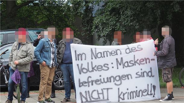 Mit diesem Banner zeigte eine Gruppe von Demonstranten beim ersten Verhandlungstermin ihre Gegnerschaft zur Maskenpflicht.