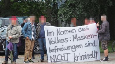 Mit diesem Banner zeigte eine Gruppe von Demonstranten vor dem Amtsgericht ihre Gegnerschaft zur Maskenpflicht.