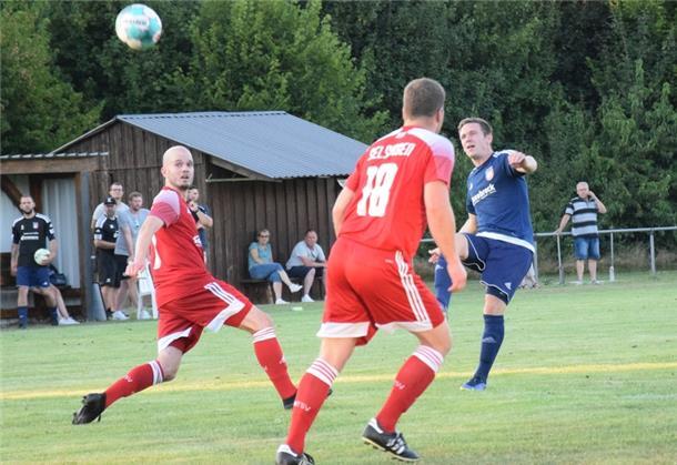 Mit diesem Heber verfehlte FSV-Stürmer Kevin Romer sein Ziel, aber zuvor hatte er auf die gleiche Weise die 1:0-Führung gegen Selsingen erzielt.
