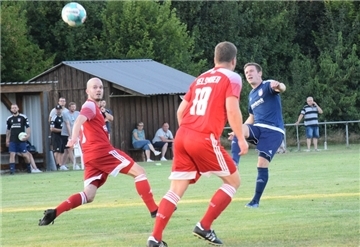 Mit diesem Heber verfehlte FSV-Stürmer Kevin Romer sein Ziel, aber zuvor hatte er auf die gleiche Weise die 1:0-Führung gegen Selsingen erzielt.