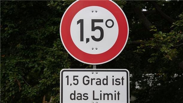 Dunkle Prognose für 1,5-Grad-Ziel Mit diesen Schildern machen Klima-Aktivisten auf das Ziel des Pariser Klimaabkommens aufmerksam.