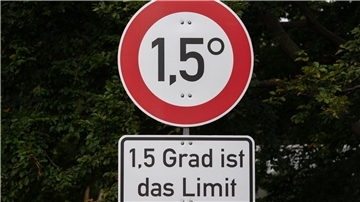 Mit diesen Schildern machen Klima-Aktivisten auf das Ziel des Pariser Klimaabkommens aufmerksam.