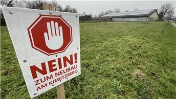 Protestschild auf einer Grünfläche in Nordenham. Die Anlieger der Straße Am Kiebitzberg wollen ein Bauprojekt verhindern.