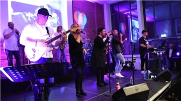 Eine Band auf einer Bühne. Mit Disco, Soul und Pop sorgt die Band Delicious Divine am 14. Juni ab 20 Uhr für beste Stimmung beim Jubiläum der Siedlergemeinschaft Stotel – der Eintritt zum Open-Air-Konzert ist frei.