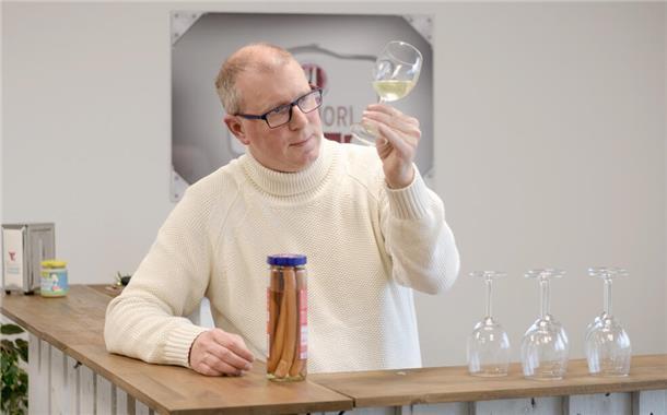 Mit ein bisschen Übung, da ist sich Thorsten von Scheidt sicher, würde er die Würstchen wieder am Geschmack und Aussehen der Brühe erkennen können.