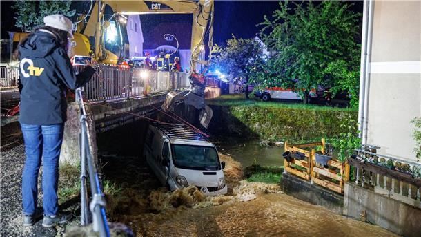 Unwetter in Bayern und Thüringen Mit einem Bagger musste dieser Kastenwagen im bayerischen Kastl geborgen werden.