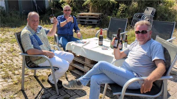 Tante Enso unterschreibt Mietvertrag – obwohl der Laden noch gar nicht steht Mit einem Bier stoßen Falko Wahls-Seedorff, Tante-Enso Geschäftsführer Thorsten Bausch und Bauherr Hinrich Meisterknecht (v.l.n.r.) auf den Kauf des Grundstücks an der Osterstader Straße in Sandstedt an. Hier soll demnächst ein "Tante Enso-Supermarkt" die Nahversorgung stärken.