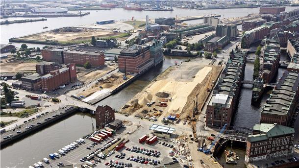 Einen guten Ausblick auf Speicherstadt und Hafencity hat man aus dem Fesselballon auf einem Platz vor den Deichtorhallen.