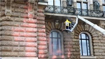 Mit einem Dampfstrahler wird die Fassade des Hamburger Rathauses gereinigt.