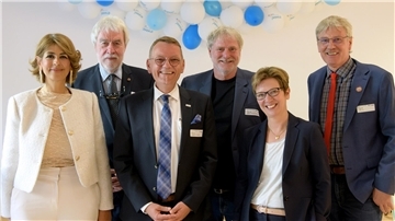 Mit einem Festakt im Historischen Museum feierten die Elbe-Weser-Welten ihr 50-jähriges Bestehen. Von links: Sülmez Çolak, Uwe Parpart (Dezernent für Menschen mit Behinderung), EWW-Geschäftsführer Robert Bau, Holger Welt, Claudia Schilling und Jörg Zager.