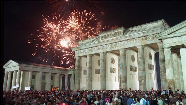 Landesschülerrat: Deutsche Einheit früher thematisieren Mit einem Feuerwerk am Brandenburger Tor in Berlin feierten rund eine Million Menschen in der Nacht vom 02. auf den 03. Oktober die deutsche Wiedervereinigung.
