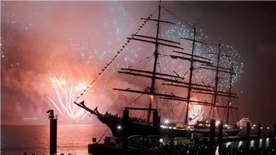 Mit einem großen Feuerwerk auf der Weser vor Bremerhaven wird auch in diesem Jahr die Sail in wechselndes Licht getaucht. (Archivbild)