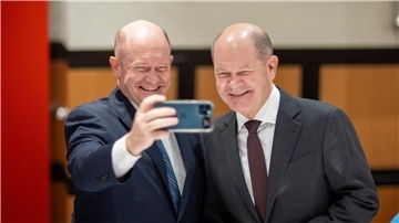 Mit einem herzhaften Lachen: Olaf Scholz (r) und Chris Coons machen ein Selfie.