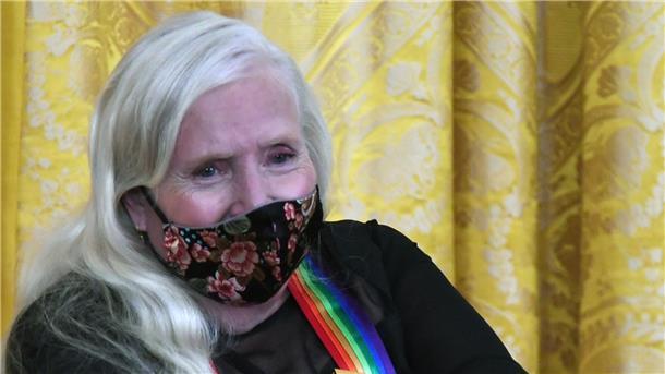 Folk-Ikone Joni Mitchell kündigt für 2023 Sommerkonzert an Mit einem Konzert im kommenden Sommer will die legendäre kanadische Sängerin und Songschreiberin Joni Mitchell (78) auf die große Bühne zurückkehren.