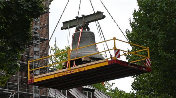 Mit einem Kran wurde die Gloria-Glocke aus dem Glockenstuhl gehoben.